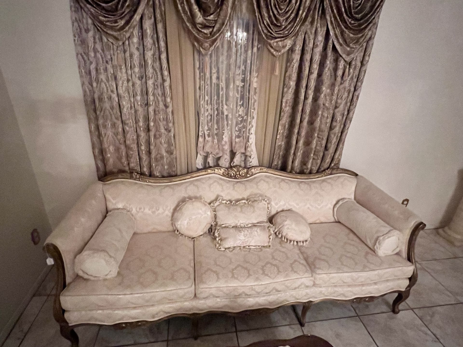 CLASSIC FUENITURE SOFA. VINTAGE /FRENCH PEOVENTIAL  CURVED CREAM COLOR SOFA 