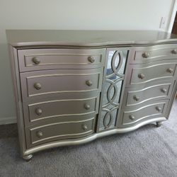 Bedroom Set W Queen Size Pillow