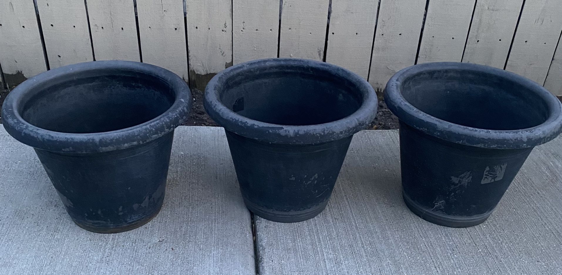 3/ Plastic Flower Pots
