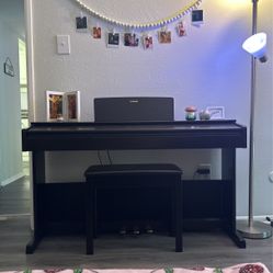 YAMAHA Keyboard Piano and bench 