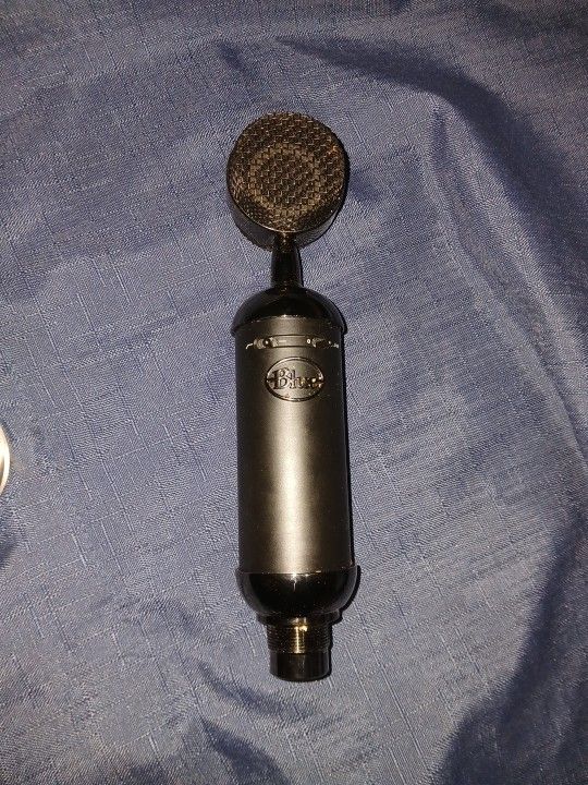 BLUE BABY BOTTLE SPARK XL AND ONSTAGE MIC STAND
