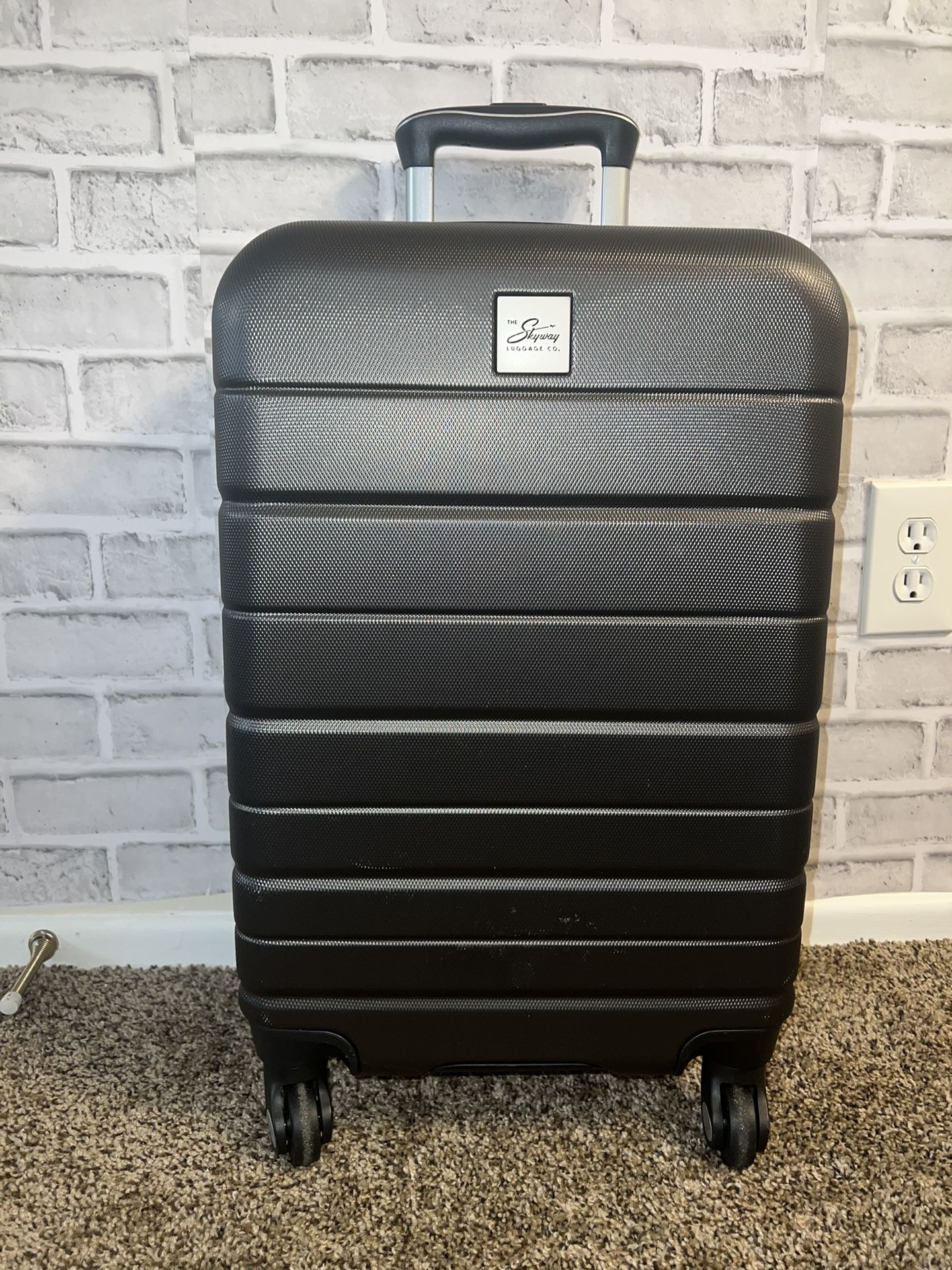 Skyway Everett 24' Small Luggage