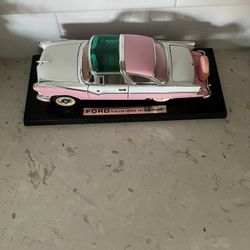 Franklin Mint Limited Edition 1995 Ford Fairlane Crown Victoria Model Car