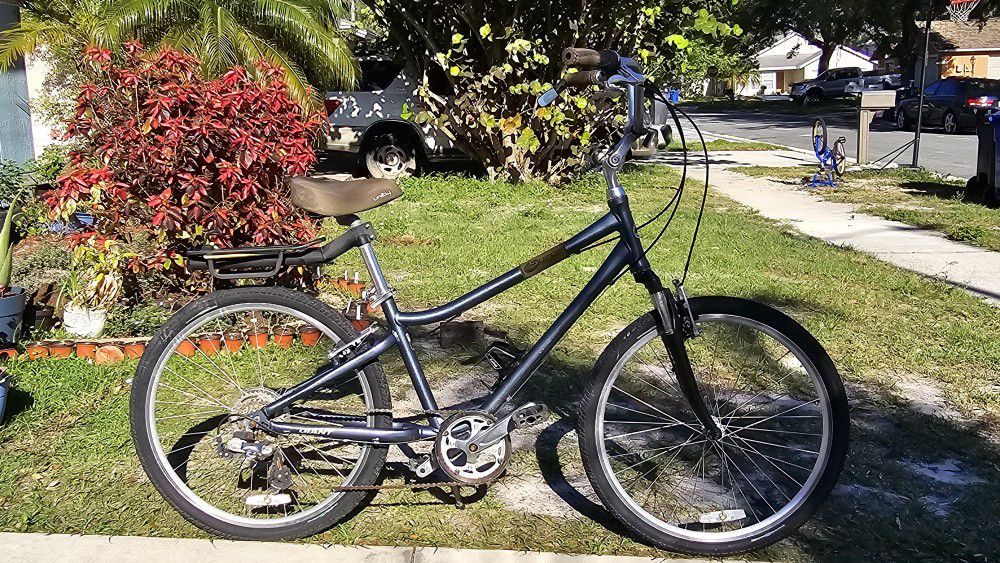 Giant Suede 7-Speed Comfort Bike