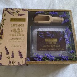 Tuscan Hills Lavender Scented Bath Soak With Wood Scoop And Box