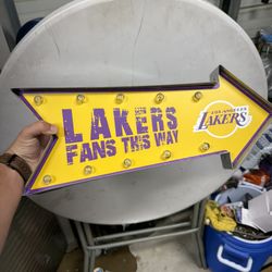 Lakers Sign 🪧 
