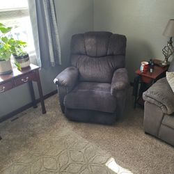 2 Lazyboy Recliners One has Vibrator.