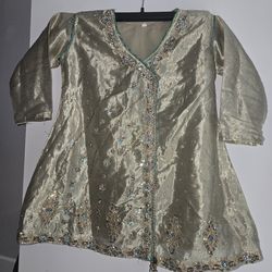 6-8 Year Old Cute Girl 3 Pieces golden  color Kameez shalwar Pakistani Indian Bangladeshi Comes from pet Free and Smoke free home.
Shirt: 22  inches
B