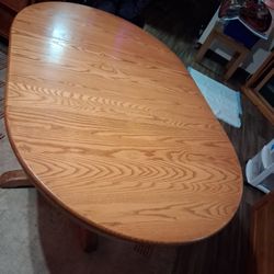 Vintage  Round Solid Tabel  With Leaf In The Middle 