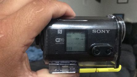 Sony camera it comes with a charger no SD card Asking for 40 pick up only cash on me firm price