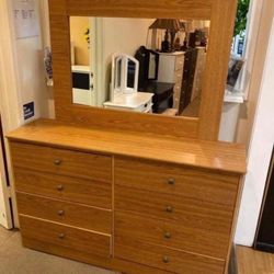 Dresser With Mirror /cómoda Con Espejo