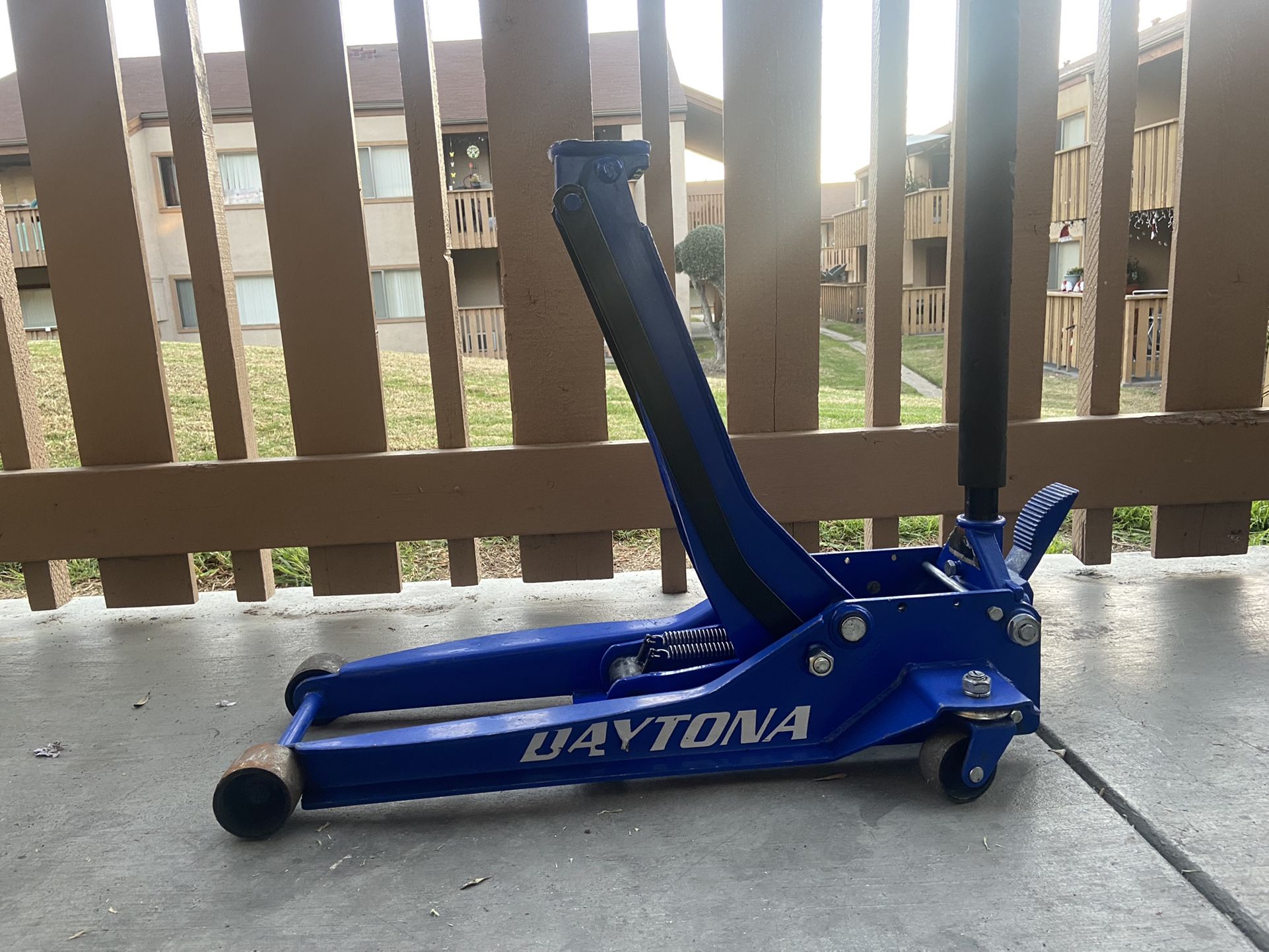Daytona 3 Ton Long Reach Low profile Floor Jack