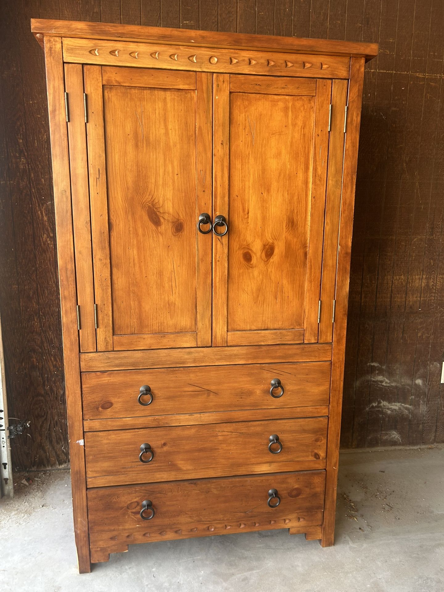 Gorgeous Solid Wood Queen Bedroom Set