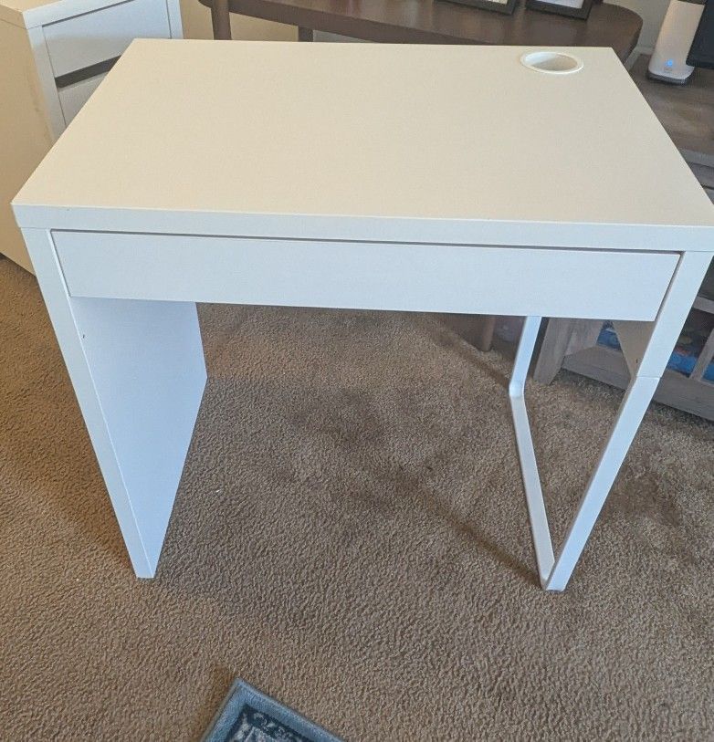 Ikea Micke Desk 29X19X29 Small Scratches/Marks
