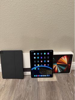 12.9” iPad Pro 5th Gen w/ Smart Keyboard Folio WiFi & Cellular!