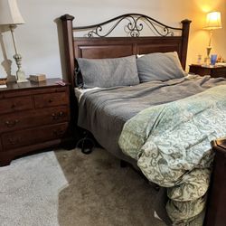 Six piece Solid Wood King Bedroom Set