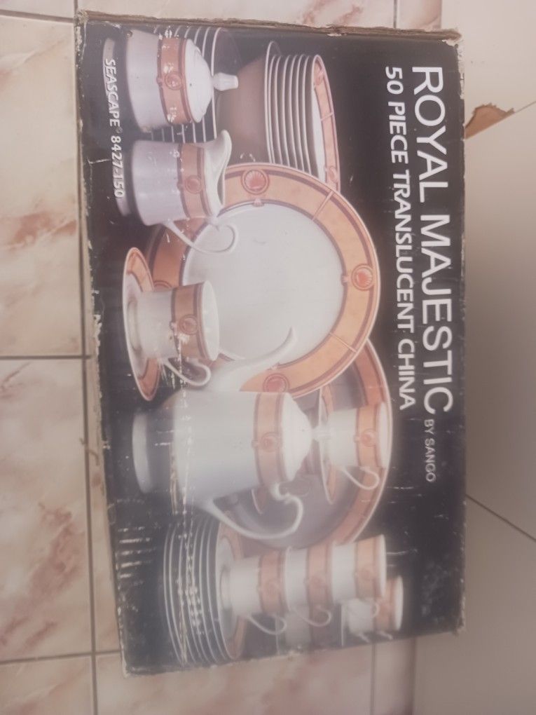 Royal Majestic 50 Piece Translucent China Service For Eight(8) By Sango / Seascape 8427-150