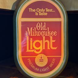 Vintage Old Milwaukee Light Up Beer Sign
