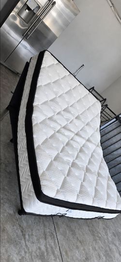 Newer Queen Molbius Hybrid 12" Pillowtop Mattress and Adjustable Bed Base