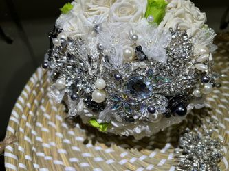Bridal wedding accessories with crystals Thumbnail