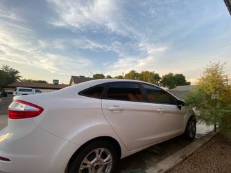 White 2014 ford fiesta se