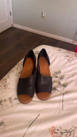black mid-heel shoe