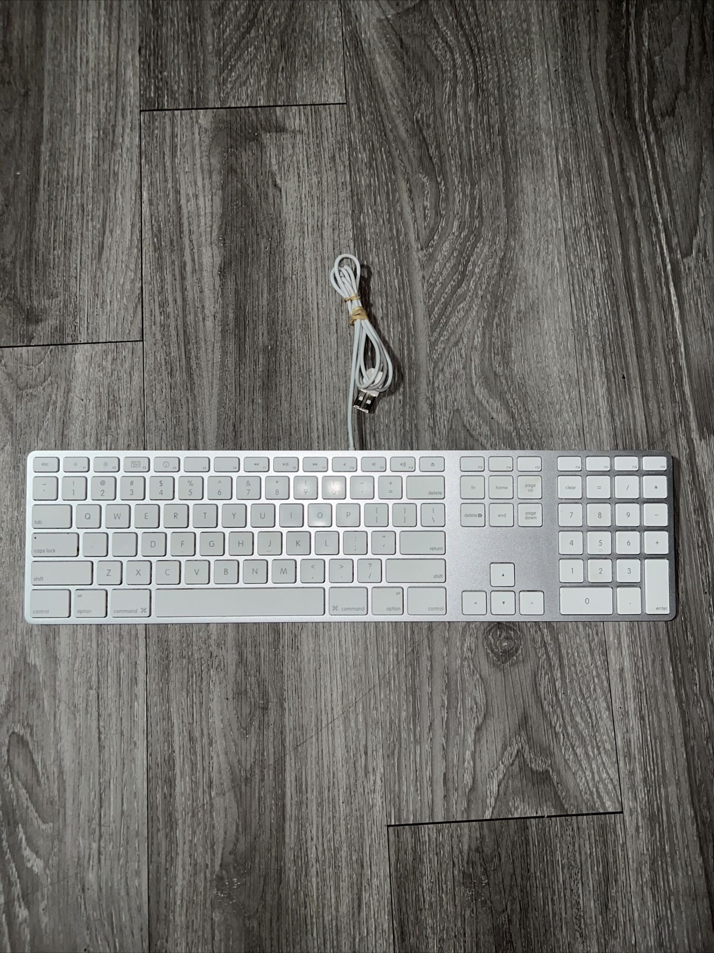 Apple A1243 MB110LL/A Wired Keyboard