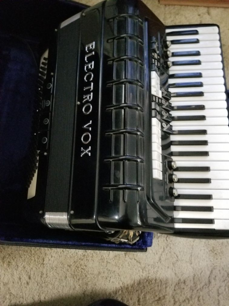 Electro vox piano accordian