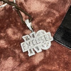 No Excusez Pendant Mossianite 