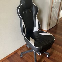 $50 BLACK & WHITE GAMING CHAIR (NO ARM REST)
