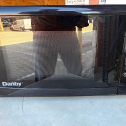 Danby Microwave 1000W (Model DMW111KBLDB) – Works Great