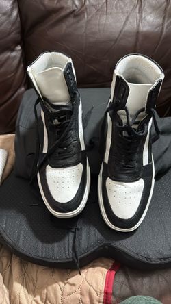 Semi used size 11  black and white  Inc