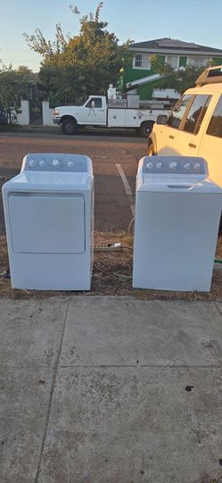GE ENERGY STAR 4.6 cu. ft. Capacity Washer and Gas Dryer