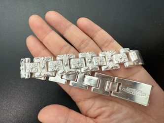 Silver bracelet for floral design