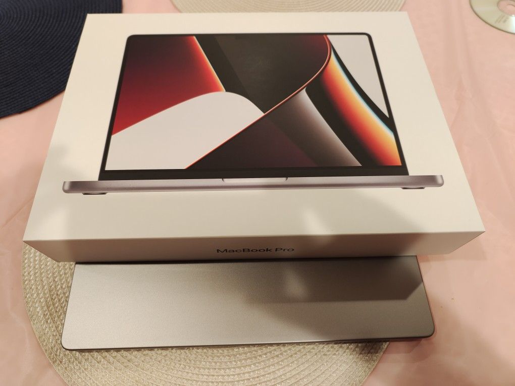 M1 MacBook Pro 14“ 16GB/512GB Only 41 Cycle Count, Boxed