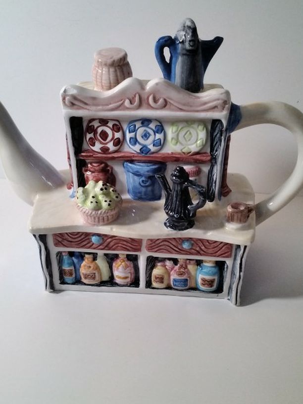 Very Cute House Tea Pot .