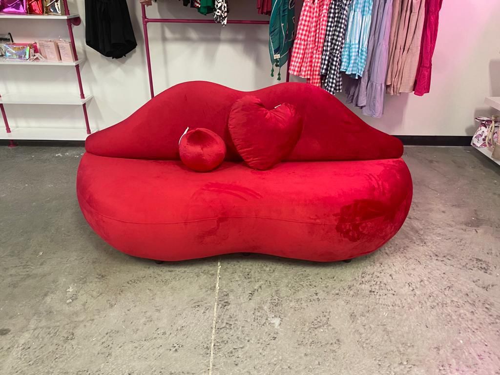 Lips Red Velvet 80'' Loveseat Pillows Included