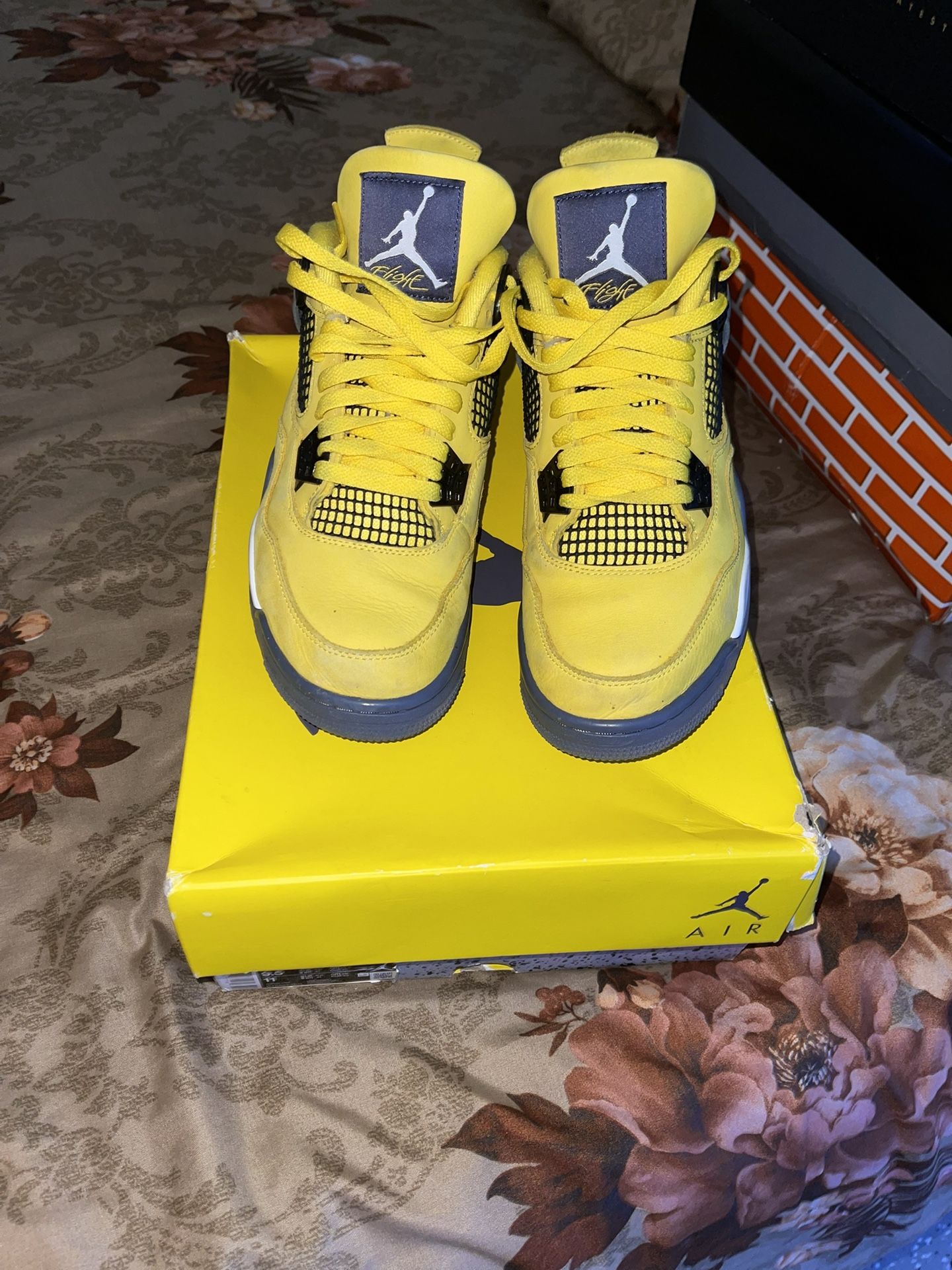 Yellow Jordan Retro 4