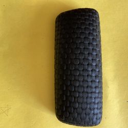 Eyeglasses case. • Appearance design: The exterior features a black interwoven texture (Intrecciato) design, presenting a low-key and textured style. 