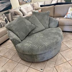 LINDYN OVERSIZED SWIVEL ACCENT CHAIR