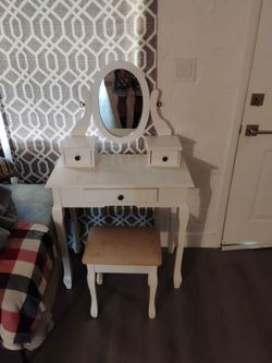 Vanity desk