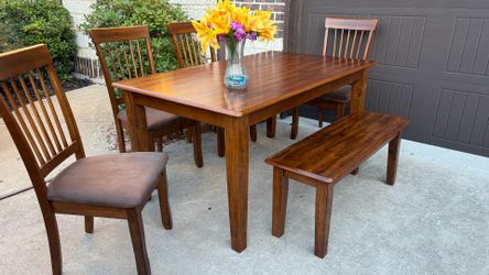 Beautiful Wooden Dining Set for 6! Table with 4 chairs + 1 Bench. Good condition, Sturdy!