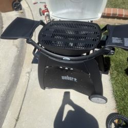 Weber BBQ Gril With Wheels And Grill Cart