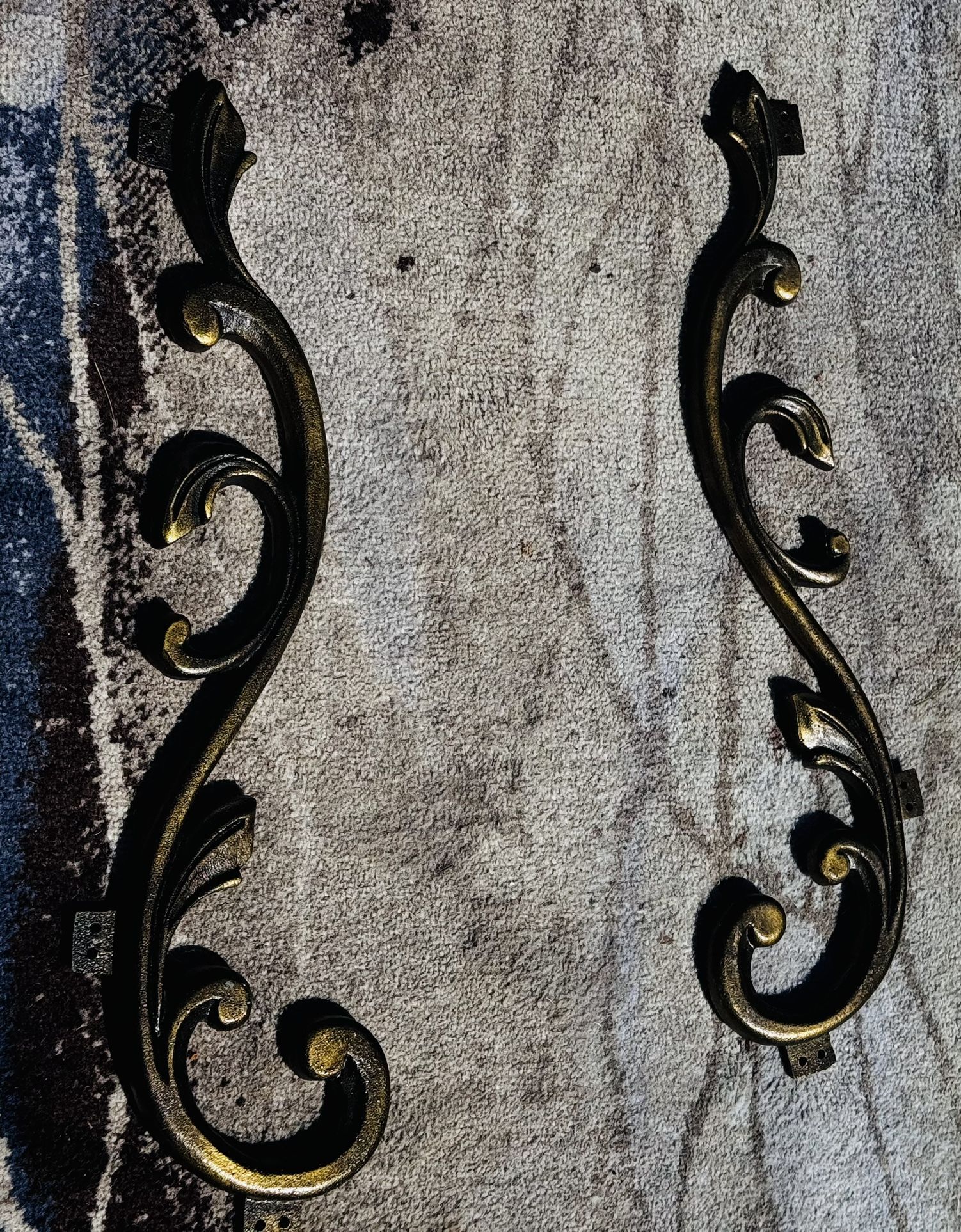 Antique-style design, perfect for rustic or farmhouse décor ✔ Strong & sturdy metal – great for shelves, plants, or decorative use ✔ Unique look – not