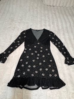 Vestido negro con estampado floral blanco