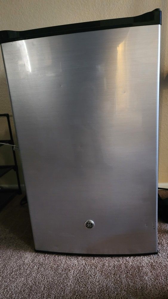GE Mini Fridge