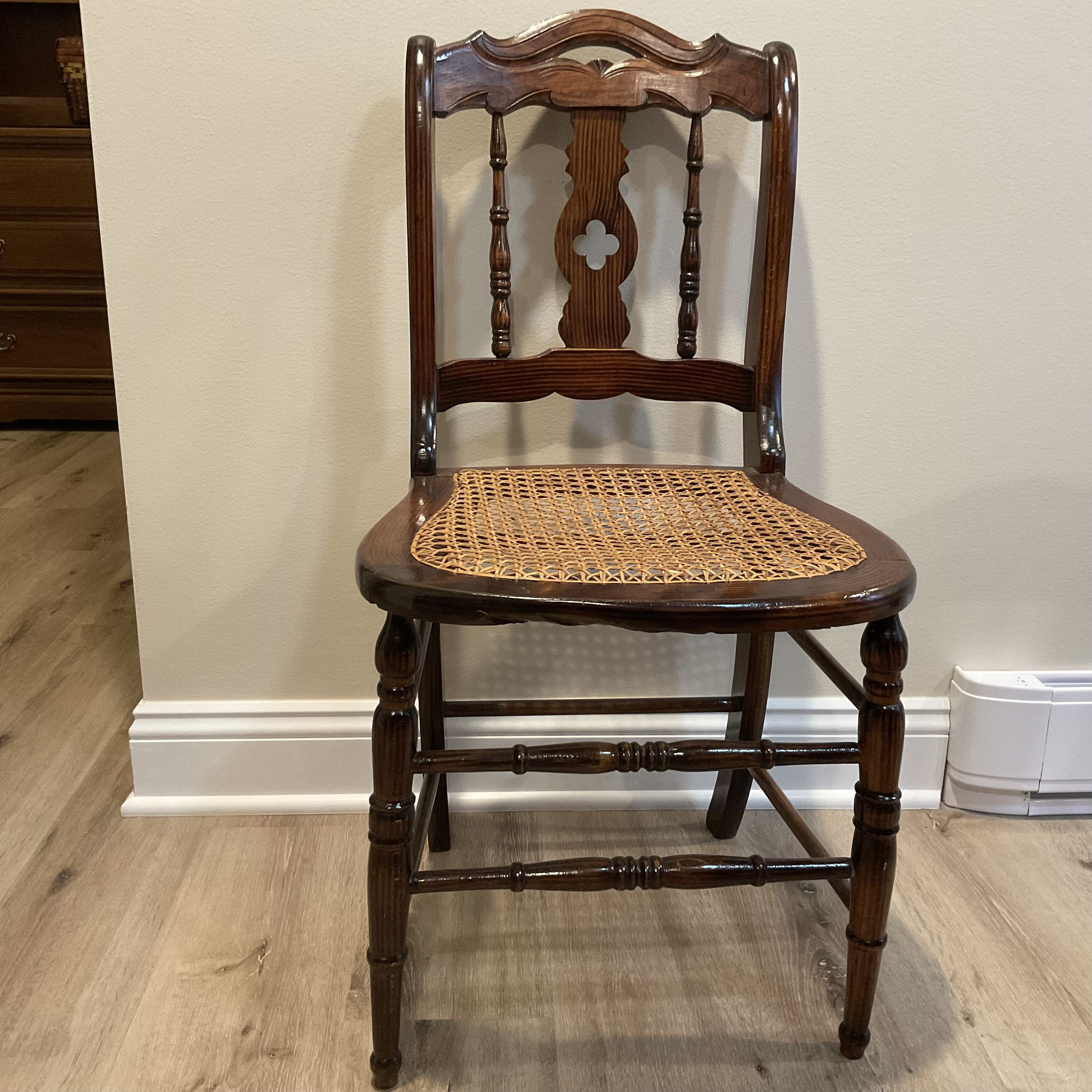 ANTIQUE HAND CARVED WOOD ACCENT CHAIR