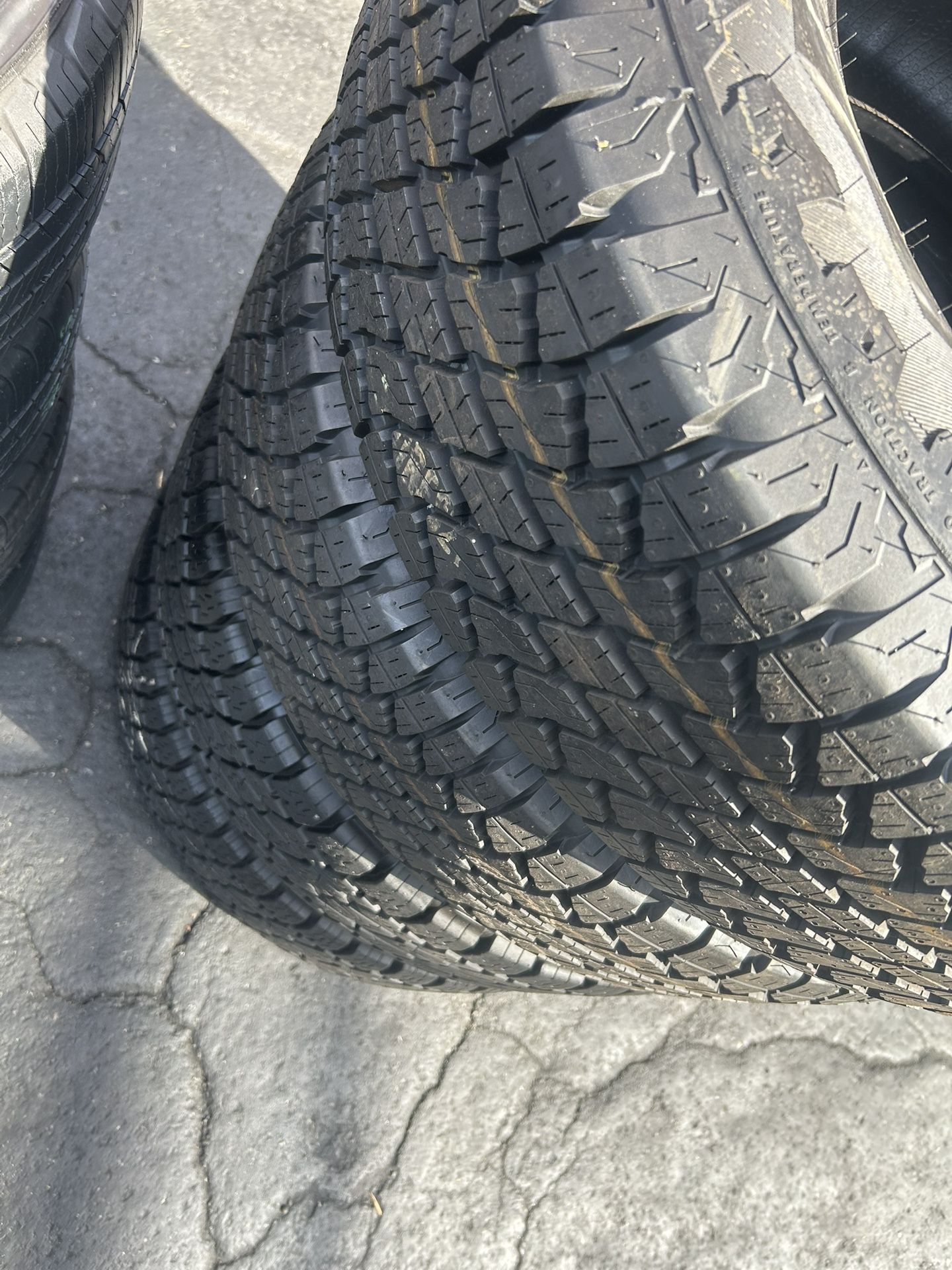 Tengo 4 llantas seminuebas 2 llantas son marca Bridgeston y 2 llantas son marca Nitto 265 70 R17 instalación y balanceó por el mismo precio 