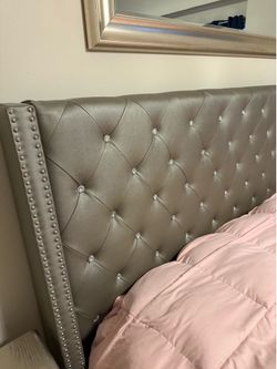 Beautiful 5 piece bedroom set w/king matress
