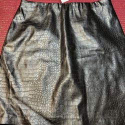 BRAND NEW - NEVER WORN / BLACK LEATHER ALLEGATOR PRINT SKIRT / SIZE MEDIUM